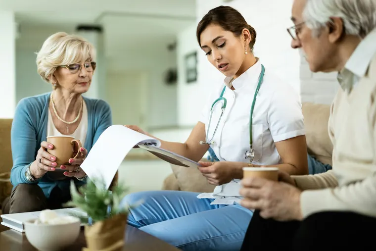 Praticien de santé examinant un patient en cabinet